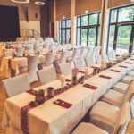 Weiße Stuhlhussen im Kultur- und Bürgerzentrum in Neustadt bei einer Feier – elegante Dekoration für Hochzeiten und besondere Veranstaltungen