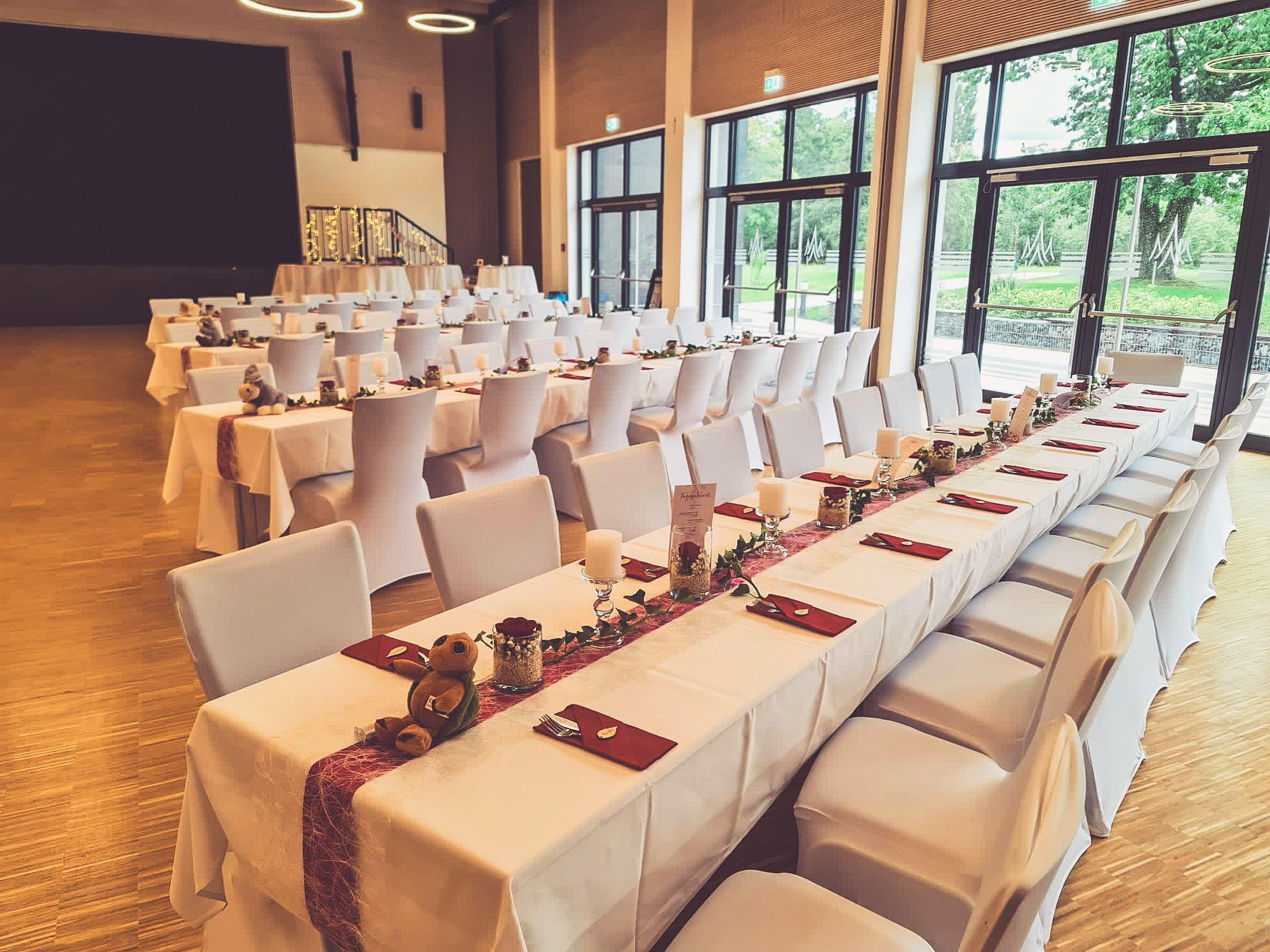Weiße Stuhlhussen im Kultur- und Bürgerzentrum in Neustadt bei einer Feier – elegante Dekoration für Hochzeiten und besondere Veranstaltungen