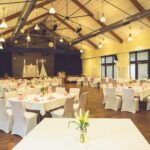 Weiße Stuhlhussen in der Kulturellen Mitte in Pohlheim bei einer Feier – elegante Dekoration für Hochzeiten und besondere Veranstaltungen