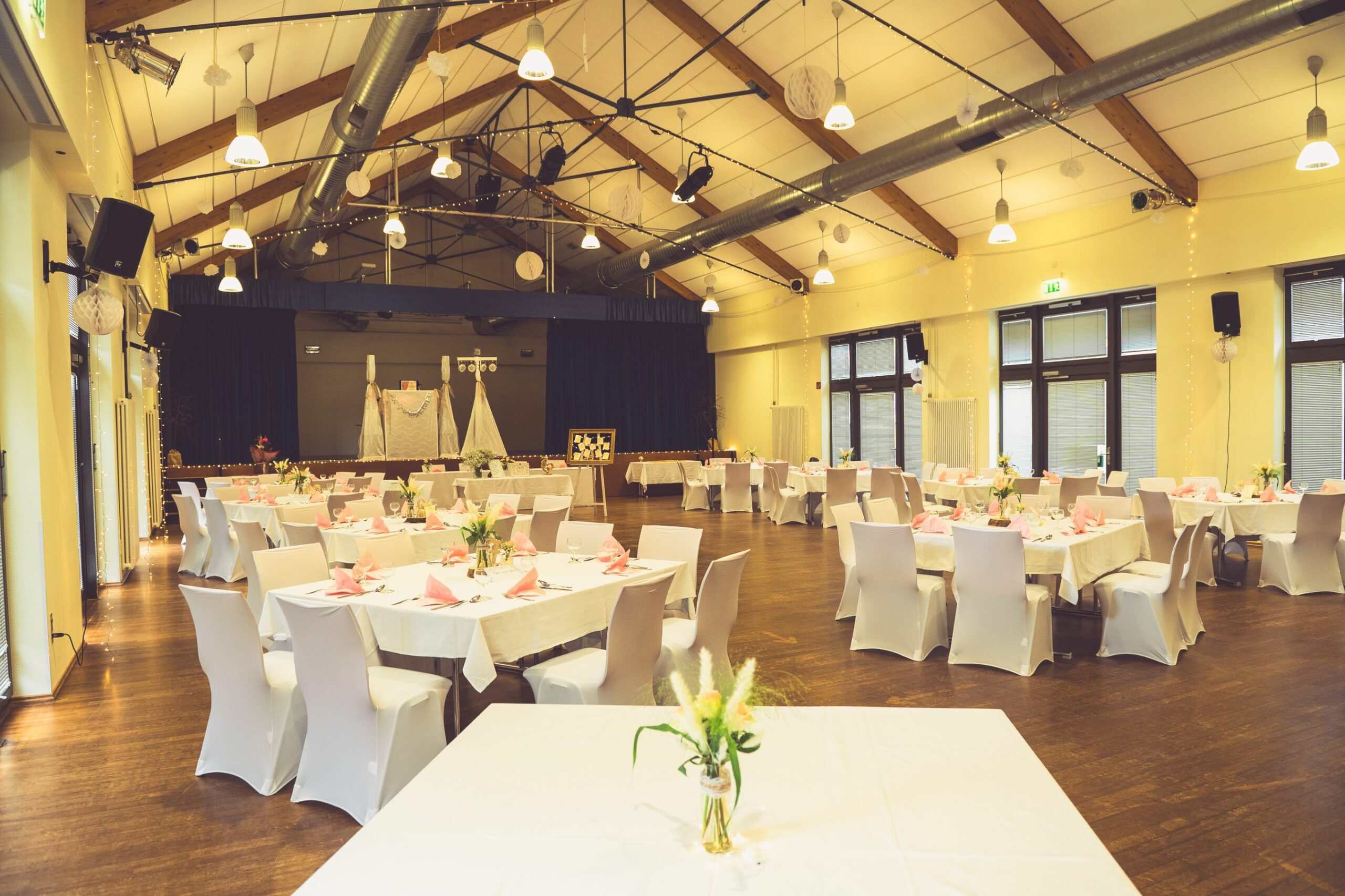 Weiße Stuhlhussen in der Kulturellen Mitte in Pohlheim bei einer Feier – elegante Dekoration für Hochzeiten und besondere Veranstaltungen