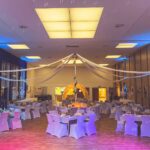 Weiße Stuhlhussen im Kulturhaus in Goldisthal bei einer Feier – elegante Dekoration für Hochzeiten und besondere Veranstaltungen