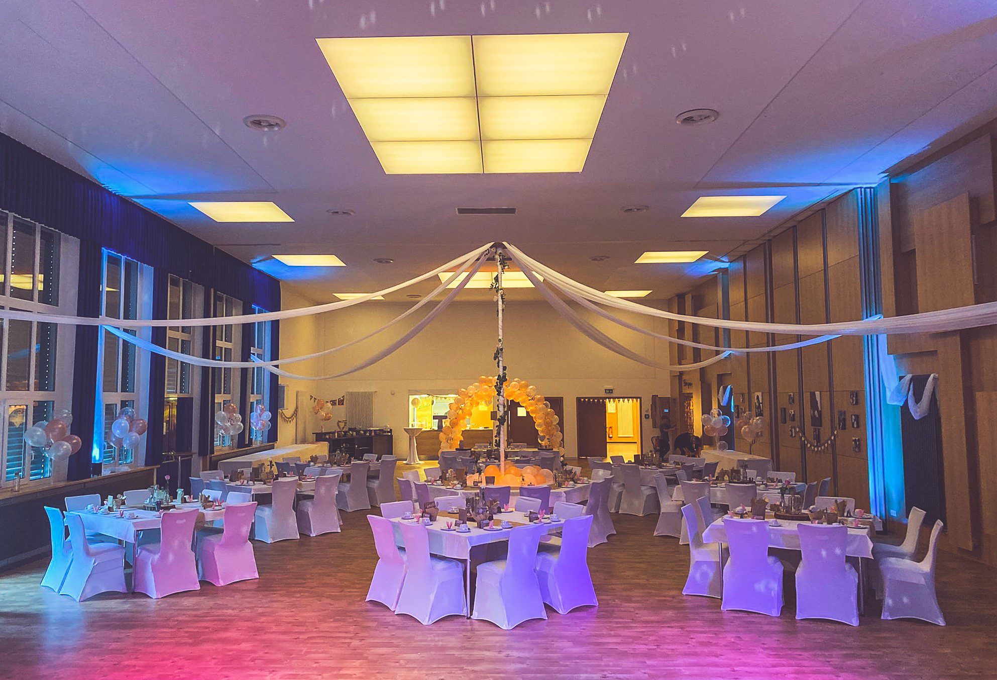 Stuhlhussen Kulturhaus Goldisthal Weiße Stuhlhussen im Kulturhaus in Goldisthal bei einer Feier – elegante Dekoration für Hochzeiten und besondere Veranstaltungen