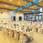 Weiße Stuhlhussen im Kulturhaus Trais in Münzenberg bei einer Feier – elegante Dekoration für Hochzeiten und besondere Veranstaltungen