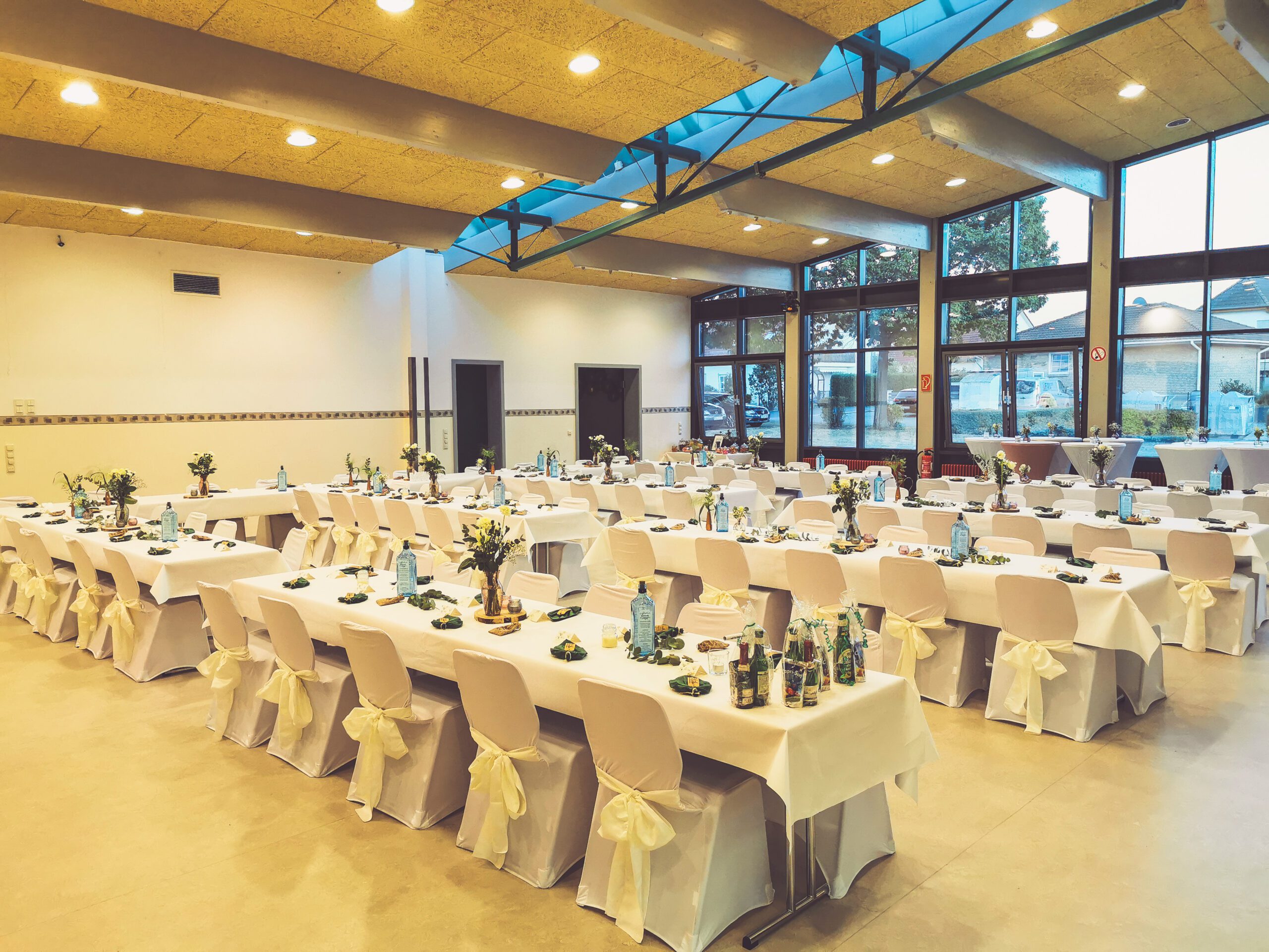 Weiße Stuhlhussen im Kulturhaus Trais in Münzenberg bei einer Feier – elegante Dekoration für Hochzeiten und besondere Veranstaltungen