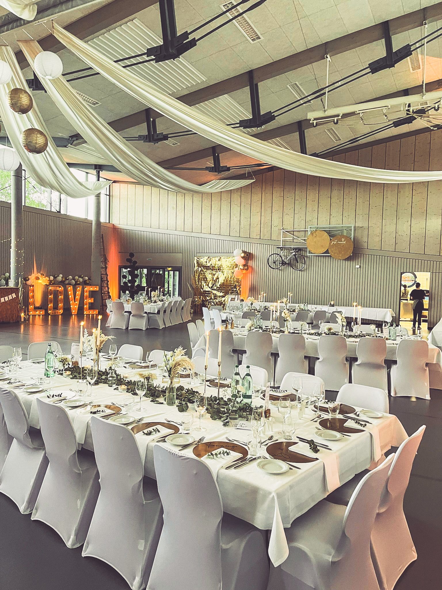 Stuhlhussen Mehrzweckhalle Dormettingen Weiße Stuhlhussen in der Mehrzweckhalle Dormettingen bei einer Feier – elegante Dekoration für Hochzeiten und besondere Veranstaltungen