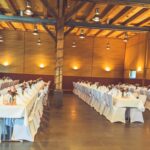 Weiße Stuhlhussen im Pfarrstadel Reichenhofen in Leutkirch im Allgäu bei einer Feier – elegante Dekoration für Hochzeiten und besondere Veranstaltungen