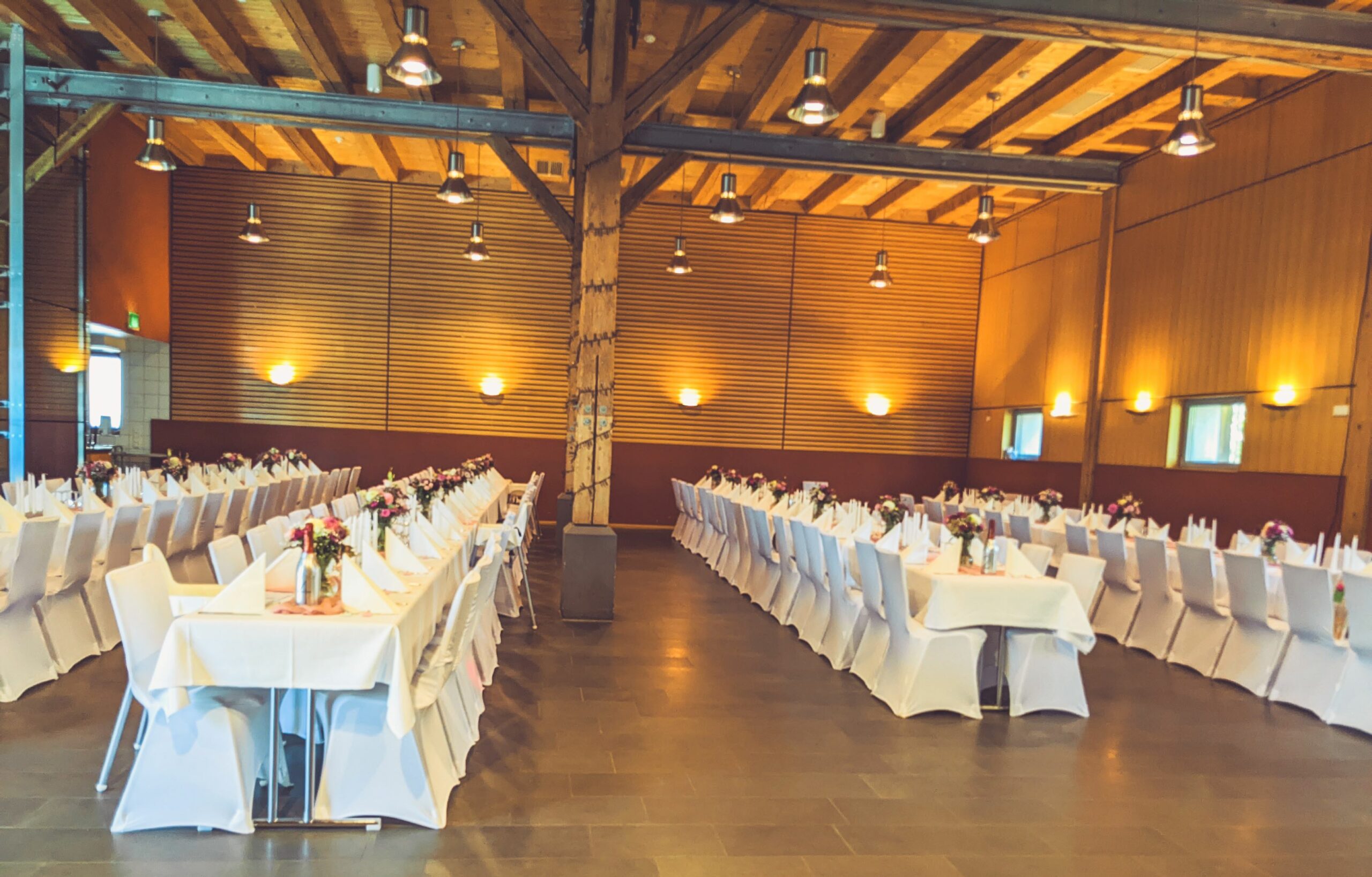 Stuhlhussen Pfarrstadel Reichenhofen Leutkirch im Allgäu Weiße Stuhlhussen im Pfarrstadel Reichenhofen in Leutkirch im Allgäu bei einer Feier – elegante Dekoration für Hochzeiten und besondere Veranstaltungen
