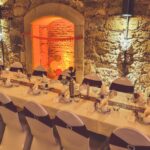 Weiße Stuhlhussen im Schloss Eyrichshof in Ebern bei einer Feier – elegante Dekoration für Hochzeiten und besondere Veranstaltungen