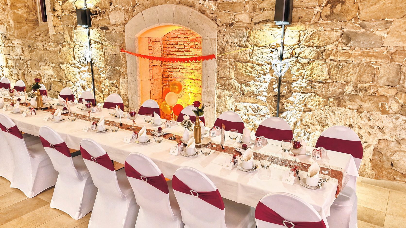 Weiße Stuhlhussen im Schloss Eyrichshof in Ebern bei einer Feier – elegante Dekoration für Hochzeiten und besondere Veranstaltungen