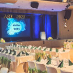 Weiße Stuhlhussen in der Stadthalle in Hofheim bei einer Feier – elegante Dekoration für Hochzeiten und besondere Veranstaltungen