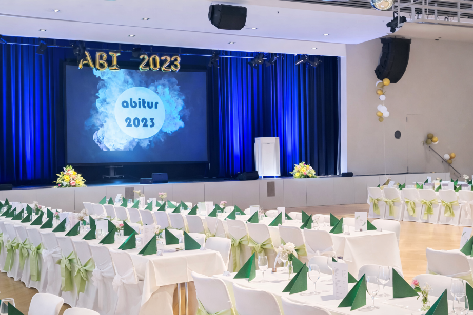 Weiße Stuhlhussen in der Stadthalle in Hofheim bei einer Feier – elegante Dekoration für Hochzeiten und besondere Veranstaltungen