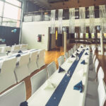 Weiße Stuhlhussen in der Tullahalle in Wörth am Rhein bei einer Feier – elegante Dekoration für Hochzeiten und besondere Veranstaltungen