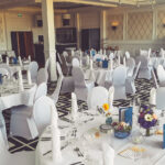 Weiße Stuhlhussen im Alten Zollhaus in Rinteln bei einer Feier – elegante Dekoration für Hochzeiten und besondere Veranstaltungen