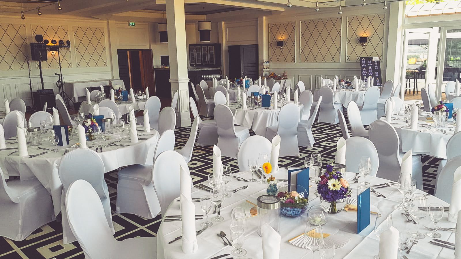 Weiße Stuhlhussen im Alten Zollhaus in Rinteln bei einer Feier – elegante Dekoration für Hochzeiten und besondere Veranstaltungen