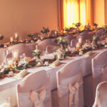 Weiße Stuhlhussen im Bürgerhaus Stahlhofen am Wiesensee bei einer Feier – elegante Dekoration für Hochzeiten und besondere Veranstaltungen