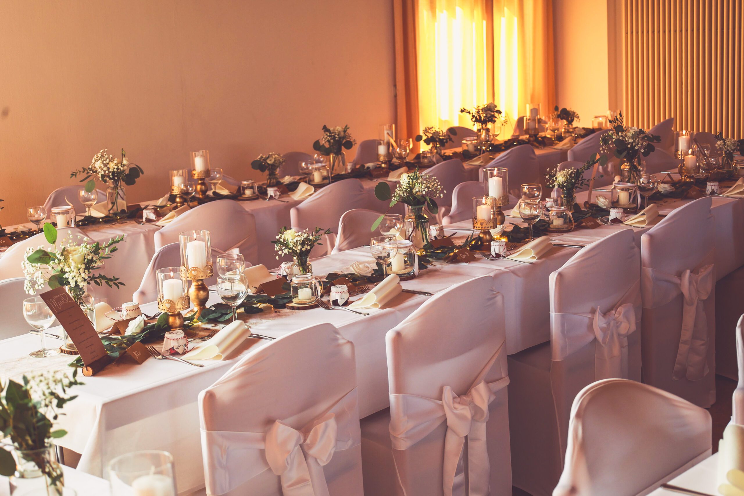 Weiße Stuhlhussen im Bürgerhaus Stahlhofen am Wiesensee bei einer Feier – elegante Dekoration für Hochzeiten und besondere Veranstaltungen