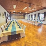 Weiße Stuhlhussen im Bürgerhaus in Winden bei einer Feier – elegante Dekoration für Hochzeiten und besondere Veranstaltungen