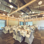 Weiße Stuhlhussen im Bürgerzentrum Altes Forsthaus in Hördt bei einer Feier – elegante Dekoration für Hochzeiten und besondere Veranstaltungen