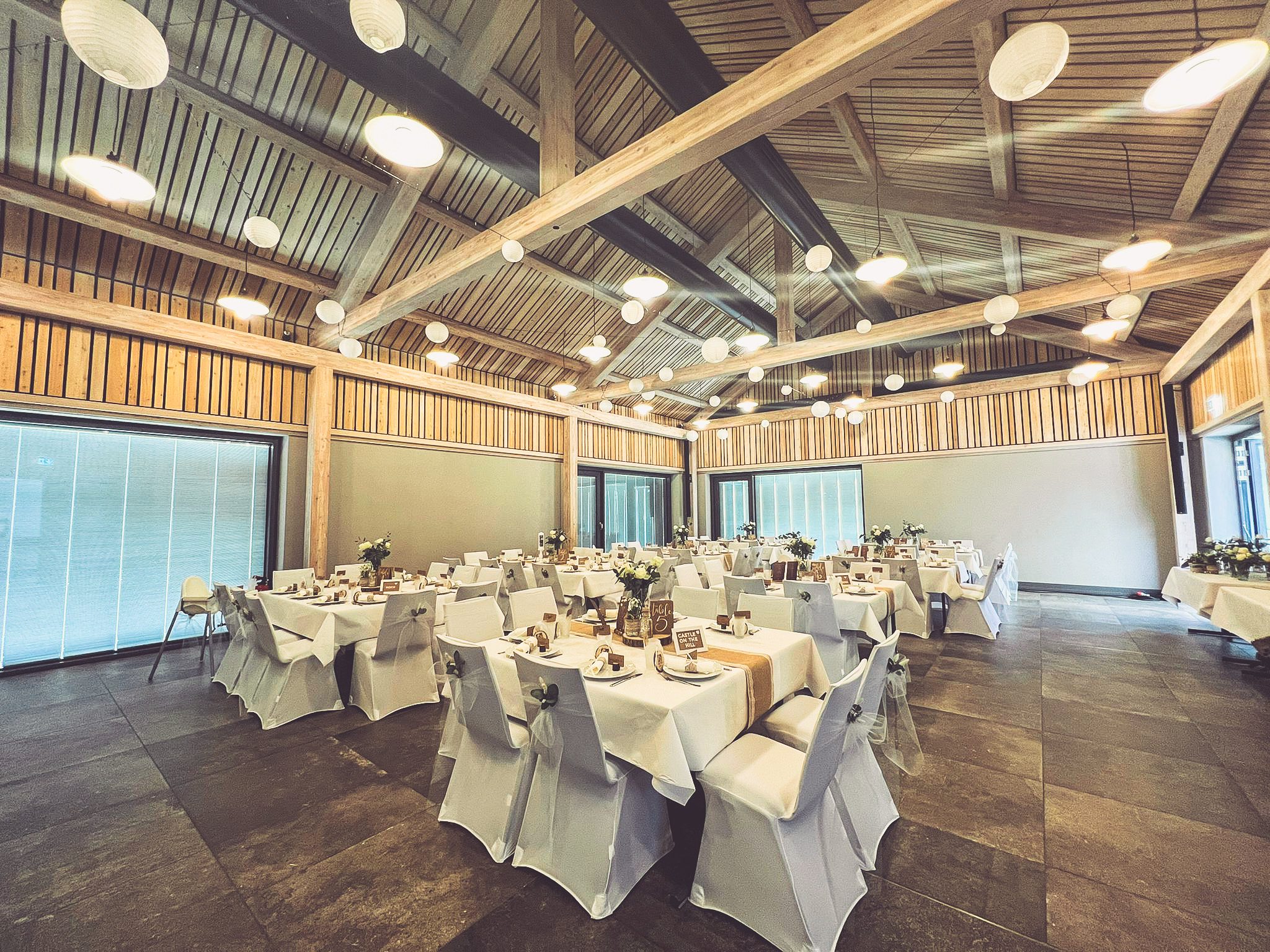 Weiße Stuhlhussen im Bürgerzentrum Altes Forsthaus in Hördt bei einer Feier – elegante Dekoration für Hochzeiten und besondere Veranstaltungen