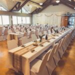 Weiße Stuhlhussen im Dorfgemeinschaftshaus Blofeld in Reichelsheim bei einer Feier – elegante Dekoration für Hochzeiten und besondere Veranstaltungen