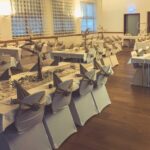 Weiße Stuhlhussen im Dorfgemeinschaftshaus Steinbach in Michelstadt bei einer Feier – elegante Dekoration für Hochzeiten und besondere Veranstaltungen