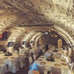 Weiße Stuhlhussen im Dreieich Museum Großer Keller bei einer Feier – elegante Dekoration für Hochzeiten und besondere Veranstaltungen