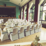 Weiße Stuhlhussen in der Fritz-Henkel-Halle in Wallau bei einer Feier – elegante Dekoration für Hochzeiten und besondere Veranstaltungen