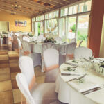Weiße Stuhlhussen im Gasthaus Hotel Mühlenhof in Lollar bei einer Feier – elegante Dekoration für Hochzeiten und besondere Veranstaltungen