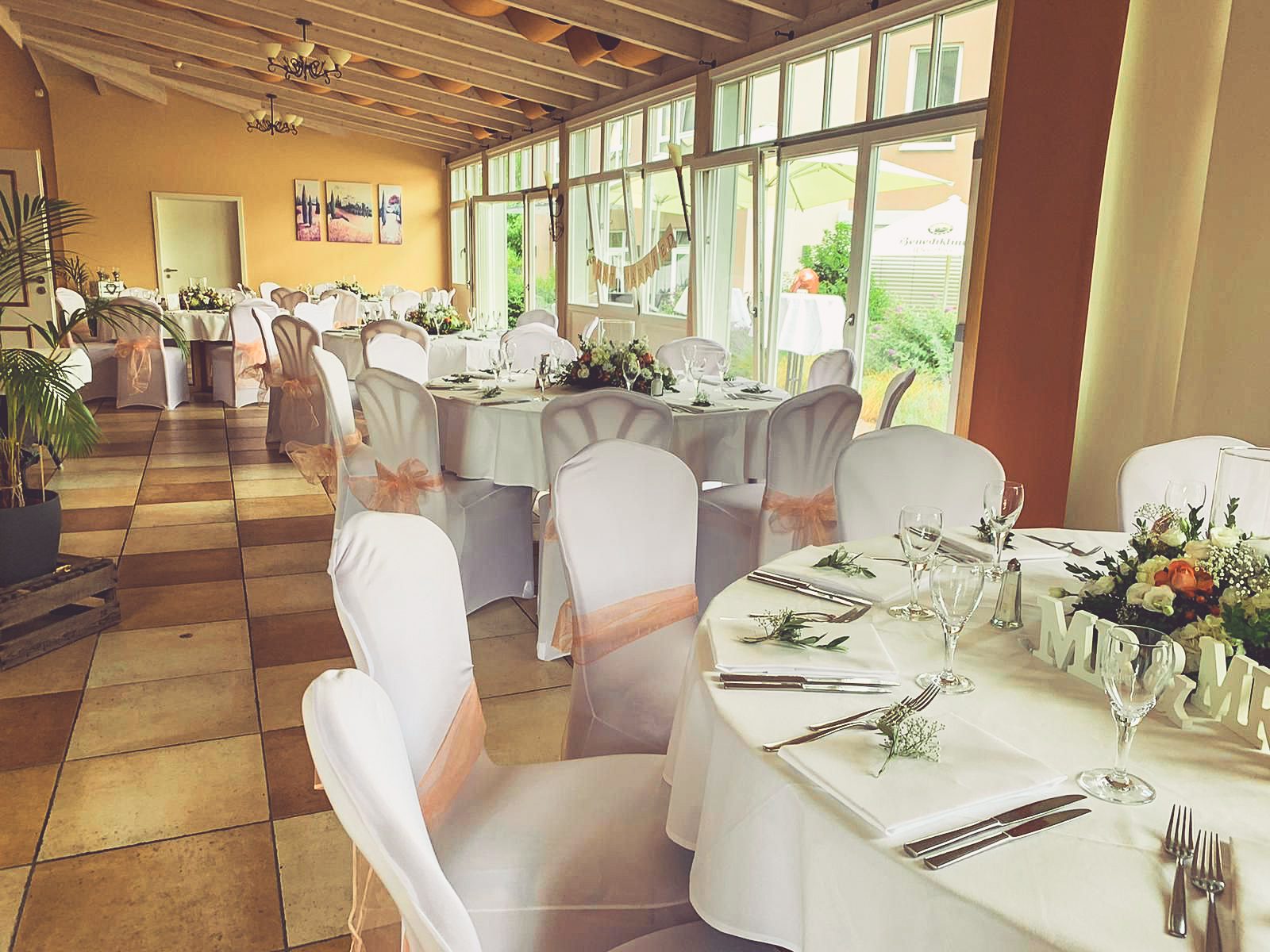 Stuhlhussen Gasthaus Hotel Mühlenhof Lollar Weiße Stuhlhussen im Gasthaus Hotel Mühlenhof in Lollar bei einer Feier – elegante Dekoration für Hochzeiten und besondere Veranstaltungen