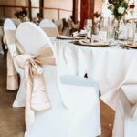 Weiße Stuhlhussen im Gasthof Vehlen in Obernkirchen bei einer Feier – elegante Dekoration für Hochzeiten und besondere Veranstaltungen