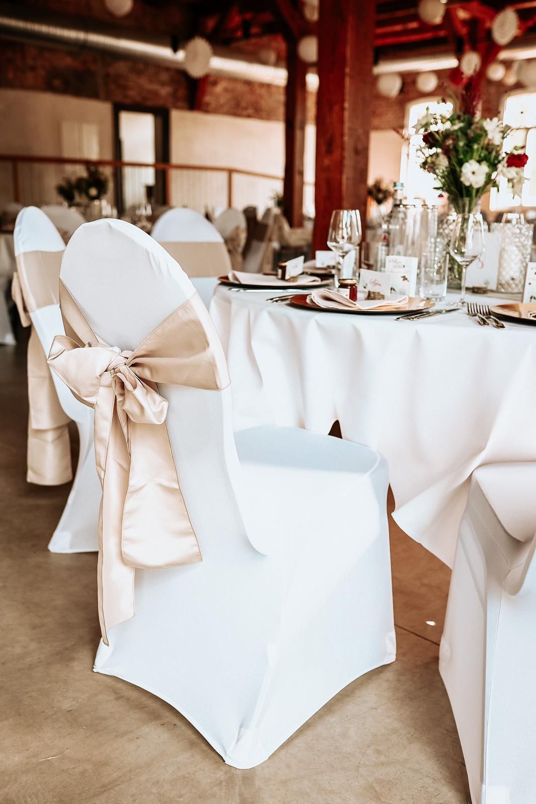 Weiße Stuhlhussen im Gasthof Vehlen in Obernkirchen bei einer Feier – elegante Dekoration für Hochzeiten und besondere Veranstaltungen