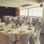 Weiße Stuhlhussen im Giso-von-Steinau-Haus in Petersberg bei einer Feier – elegante Dekoration für Hochzeiten und besondere Veranstaltungen