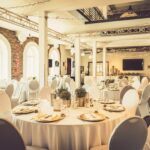 Weiße Stuhlhussen im Hammerwerk – Kultur und Eventgastronomie in Engelskirchen bei einer Feier – elegante Dekoration für Hochzeiten und besondere Veranstaltungen