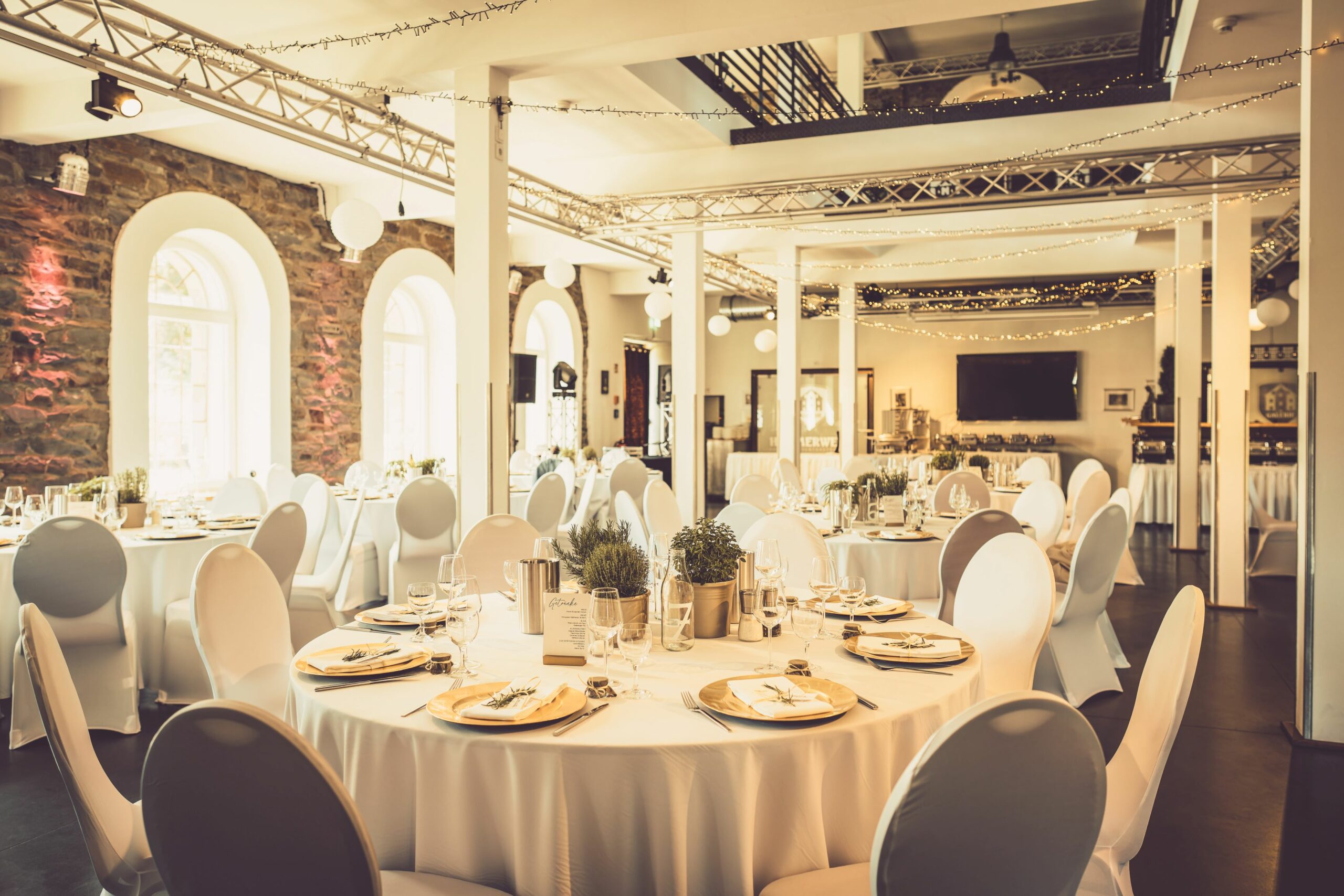 Weiße Stuhlhussen im Hammerwerk – Kultur und Eventgastronomie in Engelskirchen bei einer Feier – elegante Dekoration für Hochzeiten und besondere Veranstaltungen