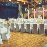 Weiße Stuhlhussen im Harres Veranstaltungszentrum in St. Leon-Rot bei einer Feier – elegante Dekoration für Hochzeiten und besondere Veranstaltungen