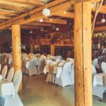 Weiße Stuhlhussen im Historischen Landgasthof Rössle in Höchenschwand bei einer Feier – elegante Dekoration für Hochzeiten und besondere Veranstaltungen