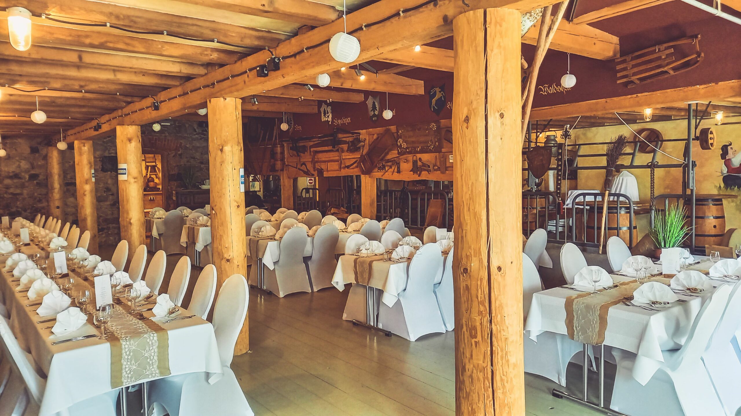 Weiße Stuhlhussen im Historischen Landgasthof Rössle in Höchenschwand bei einer Feier – elegante Dekoration für Hochzeiten und besondere Veranstaltungen