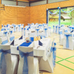 Weiße Stuhlhussen in der Iflinger Halle Oberiflingen in Schopfloch bei einer Feier – elegante Dekoration für Hochzeiten und besondere Veranstaltungen