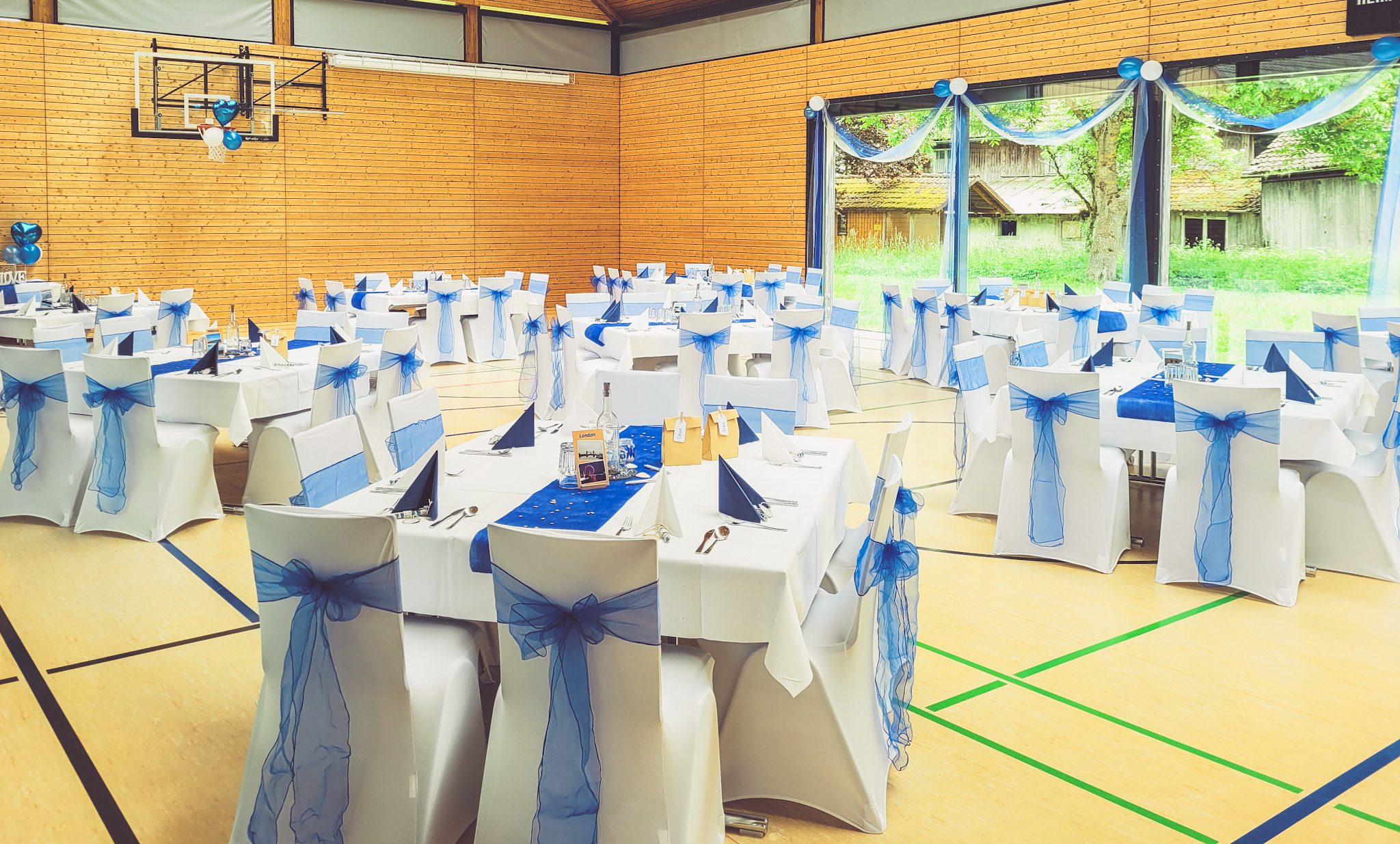 Weiße Stuhlhussen in der Iflinger Halle Oberiflingen in Schopfloch bei einer Feier – elegante Dekoration für Hochzeiten und besondere Veranstaltungen
