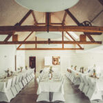 Weiße Stuhlhussen im Lagerhaus in Walkertshofen bei einer Feier – elegante Dekoration für Hochzeiten und besondere Veranstaltungen