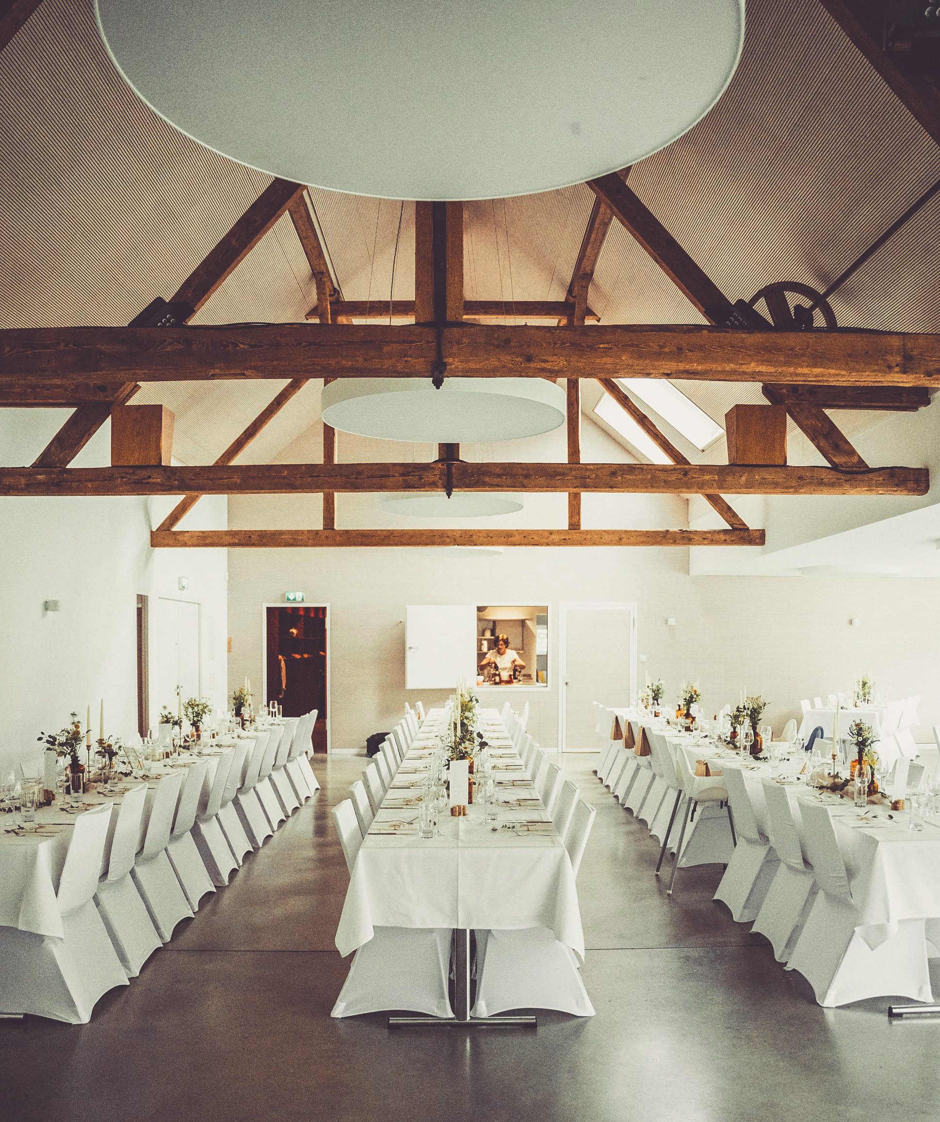 Weiße Stuhlhussen im Lagerhaus in Walkertshofen bei einer Feier – elegante Dekoration für Hochzeiten und besondere Veranstaltungen