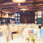 Weiße Stuhlhussen im Lür-Kropp-Hof in Bremen bei einer Feier – elegante Dekoration für Hochzeiten und besondere Veranstaltungen