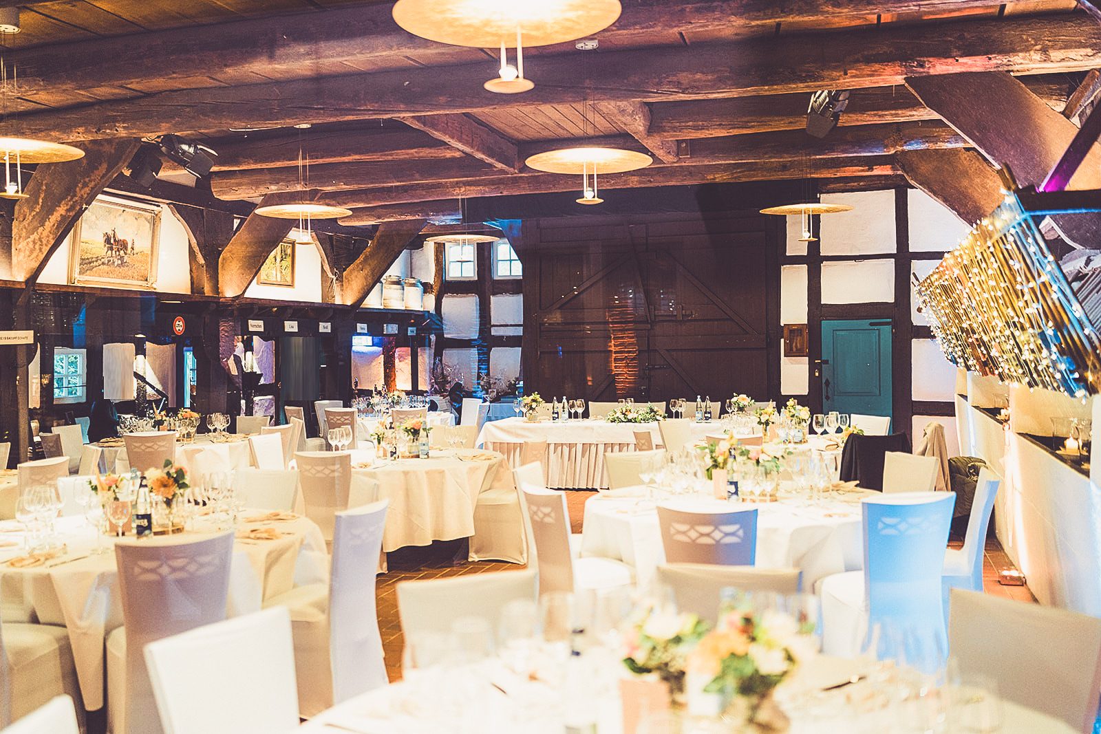 Stuhlhussen Lür-Kropp-Hof Bremen Weiße Stuhlhussen im Lür-Kropp-Hof in Bremen bei einer Feier – elegante Dekoration für Hochzeiten und besondere Veranstaltungen