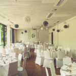 Weiße Stuhlhussen im Marlenes Café & Restaurant am Schloss in Rösrath bei einer Feier – elegante Dekoration für Hochzeiten und besondere Veranstaltungen