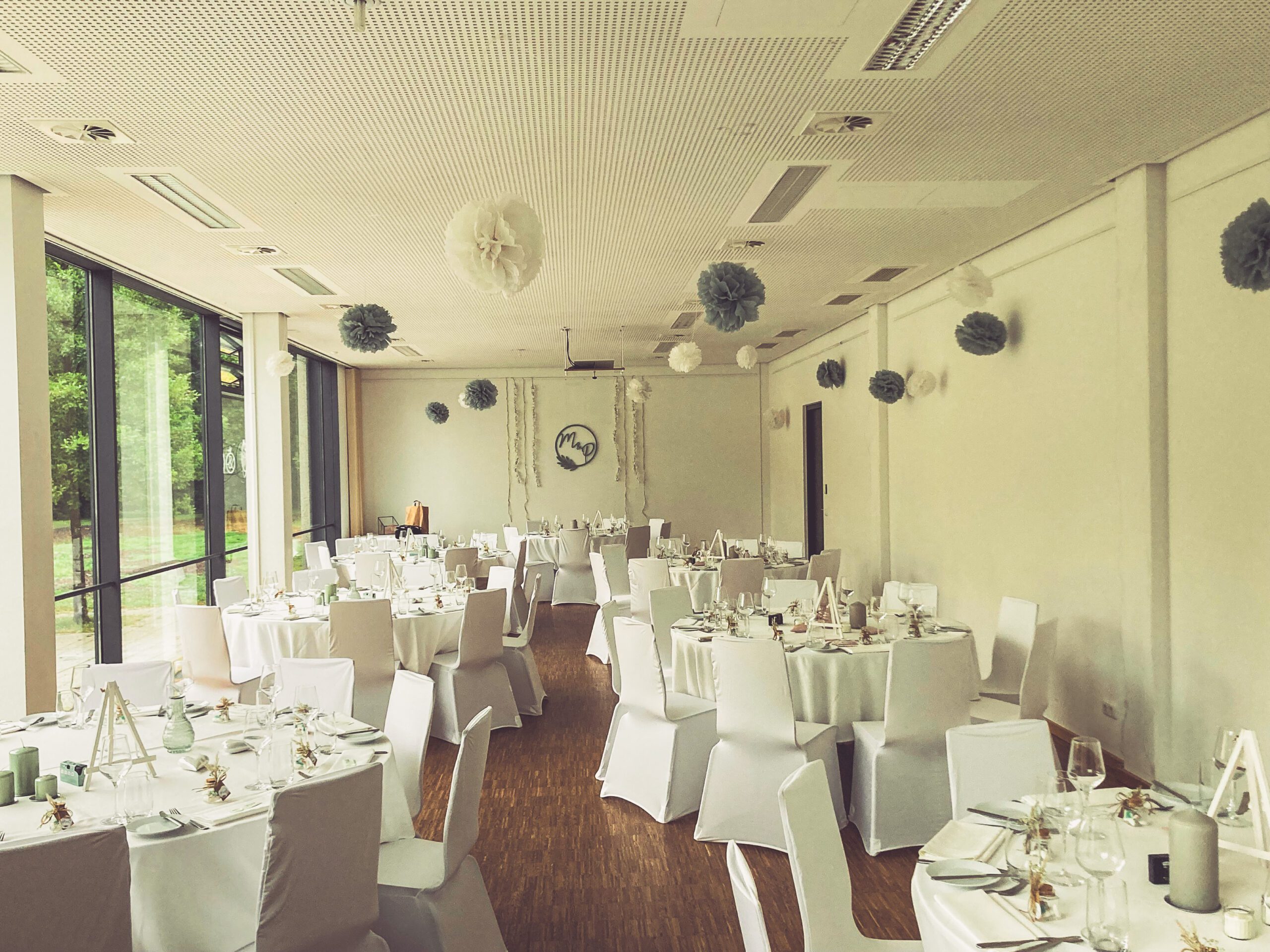 Weiße Stuhlhussen im Marlenes Café & Restaurant am Schloss in Rösrath bei einer Feier – elegante Dekoration für Hochzeiten und besondere Veranstaltungen