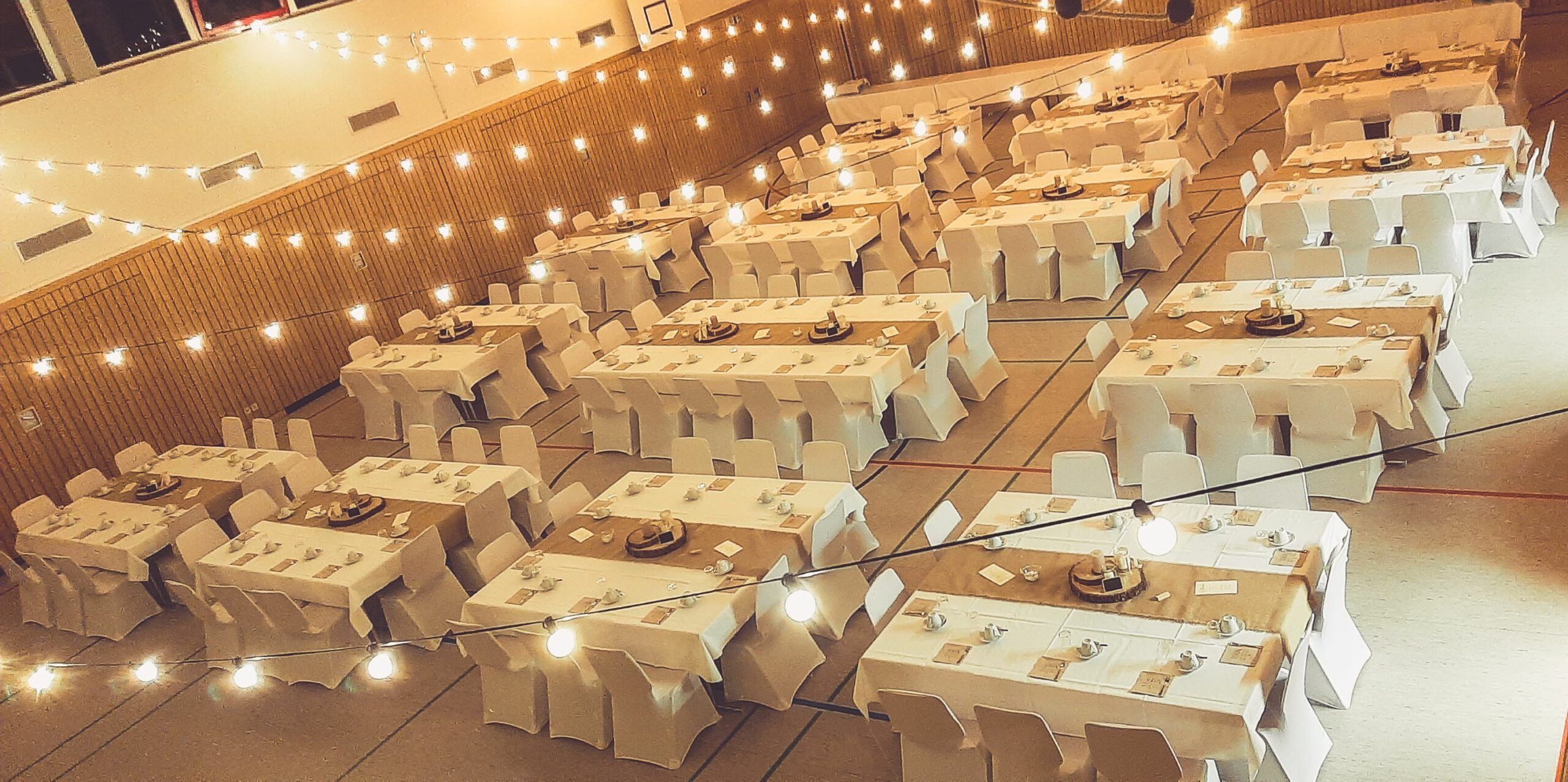 Weiße Stuhlhussen im Alten Zollhaus in Rinteln bei einer Feier – elegante Dekoration für Hochzeiten und besondere Veranstaltungen