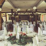 Weiße Stuhlhussen im Schloss Atzelsberg in Marloffstein bei einer Feier – elegante Dekoration für Hochzeiten und besondere Veranstaltungen