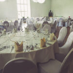 Weiße Stuhlhussen im Schlosshotel in Weilburg bei einer Feier – elegante Dekoration für Hochzeiten und besondere Veranstaltungen
