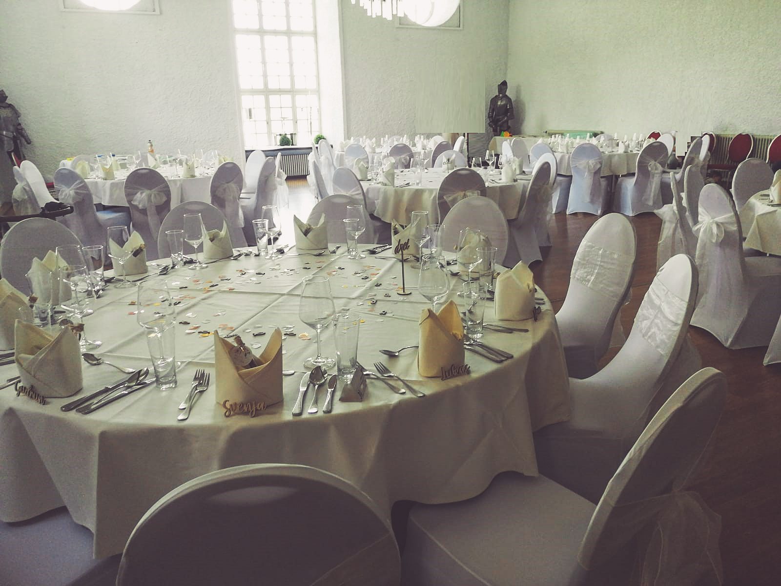 Weiße Stuhlhussen im Schlosshotel in Weilburg bei einer Feier – elegante Dekoration für Hochzeiten und besondere Veranstaltungen