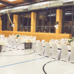 Weiße Stuhlhussen in der Turn- und Festhalle in Hördt bei einer Feier – elegante Dekoration für Hochzeiten und besondere Veranstaltungen